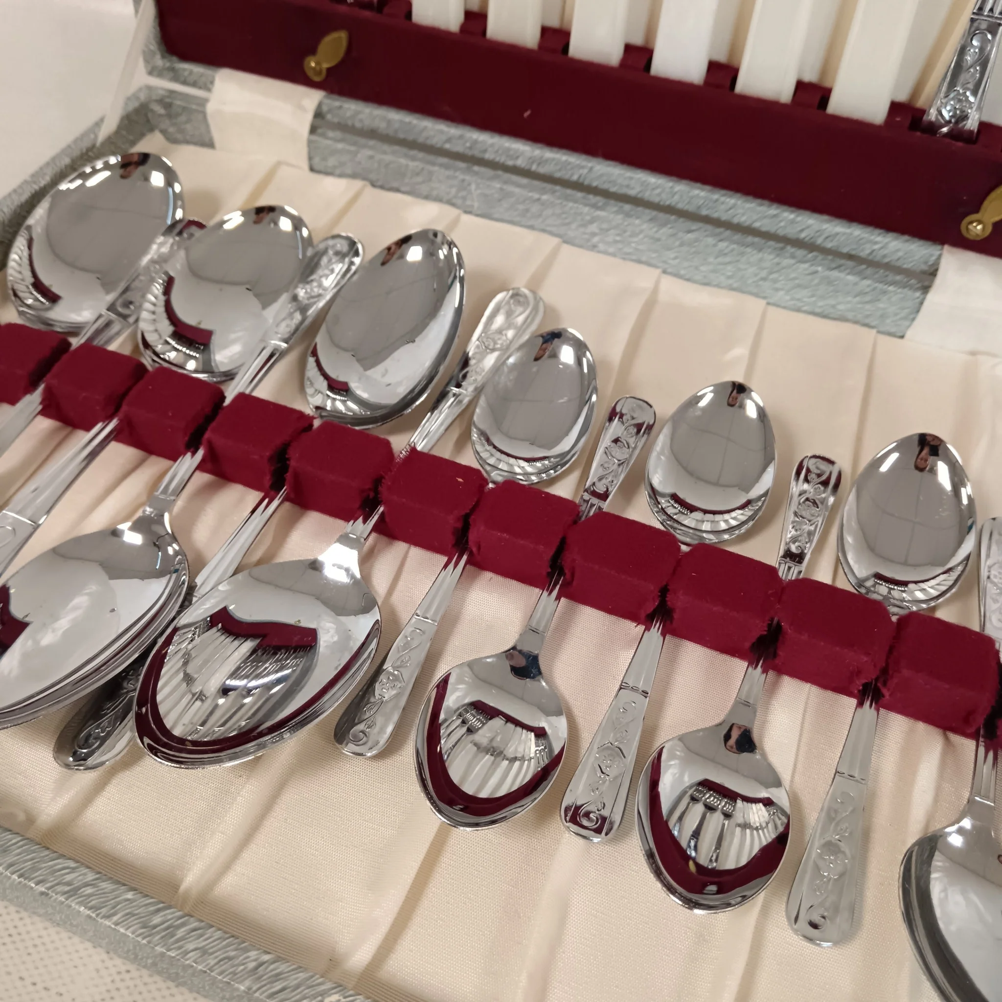 24 Piece Cutlery Set Stainless Chromium Nickel Plate Great Britain | Pre-loved - Image 3