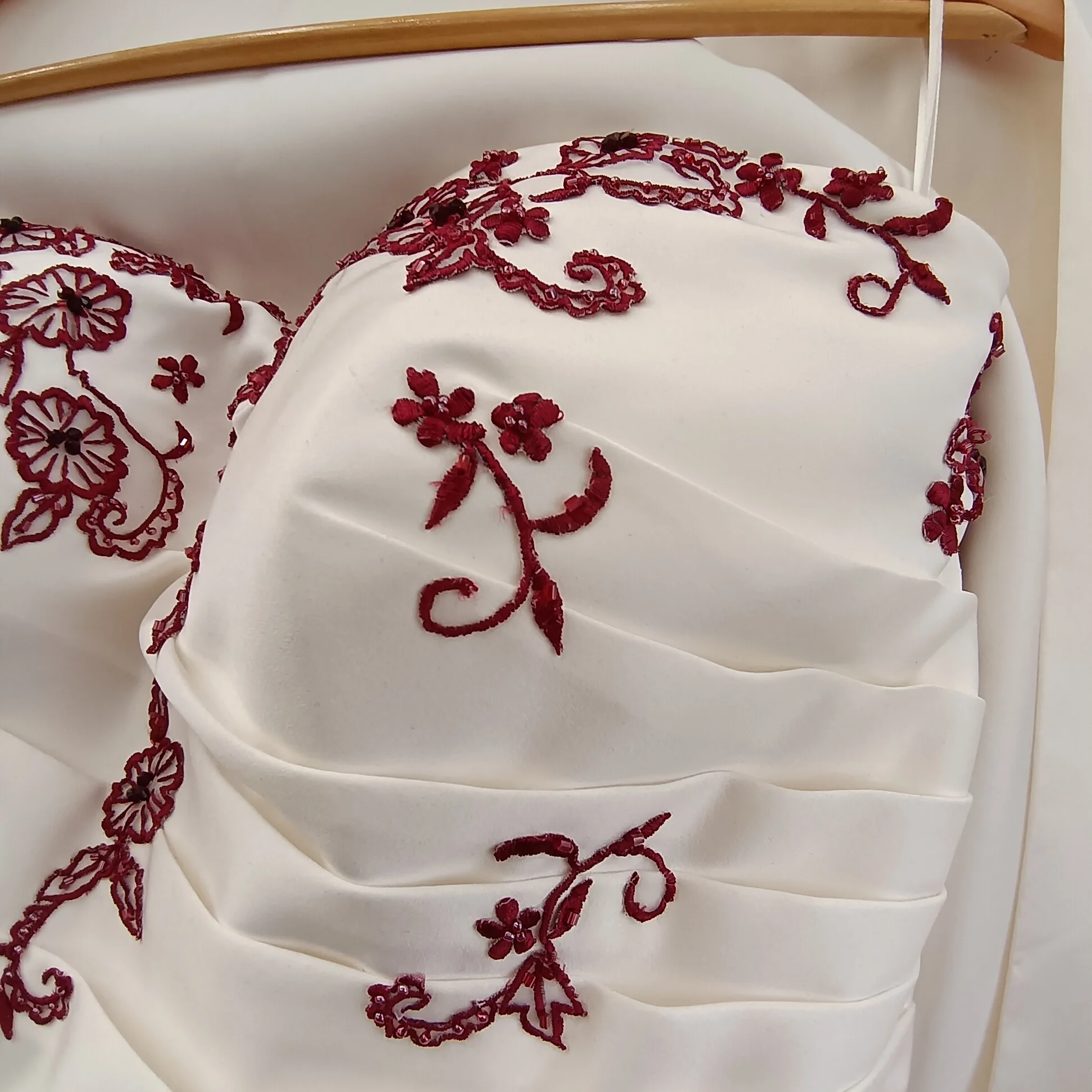 A&T by Lotus Orient Cop Hi-low White Wedding Dress Red Embroidered With Matching Shawl and Bag UK L - Womenswear | Pre-loved - Image 3