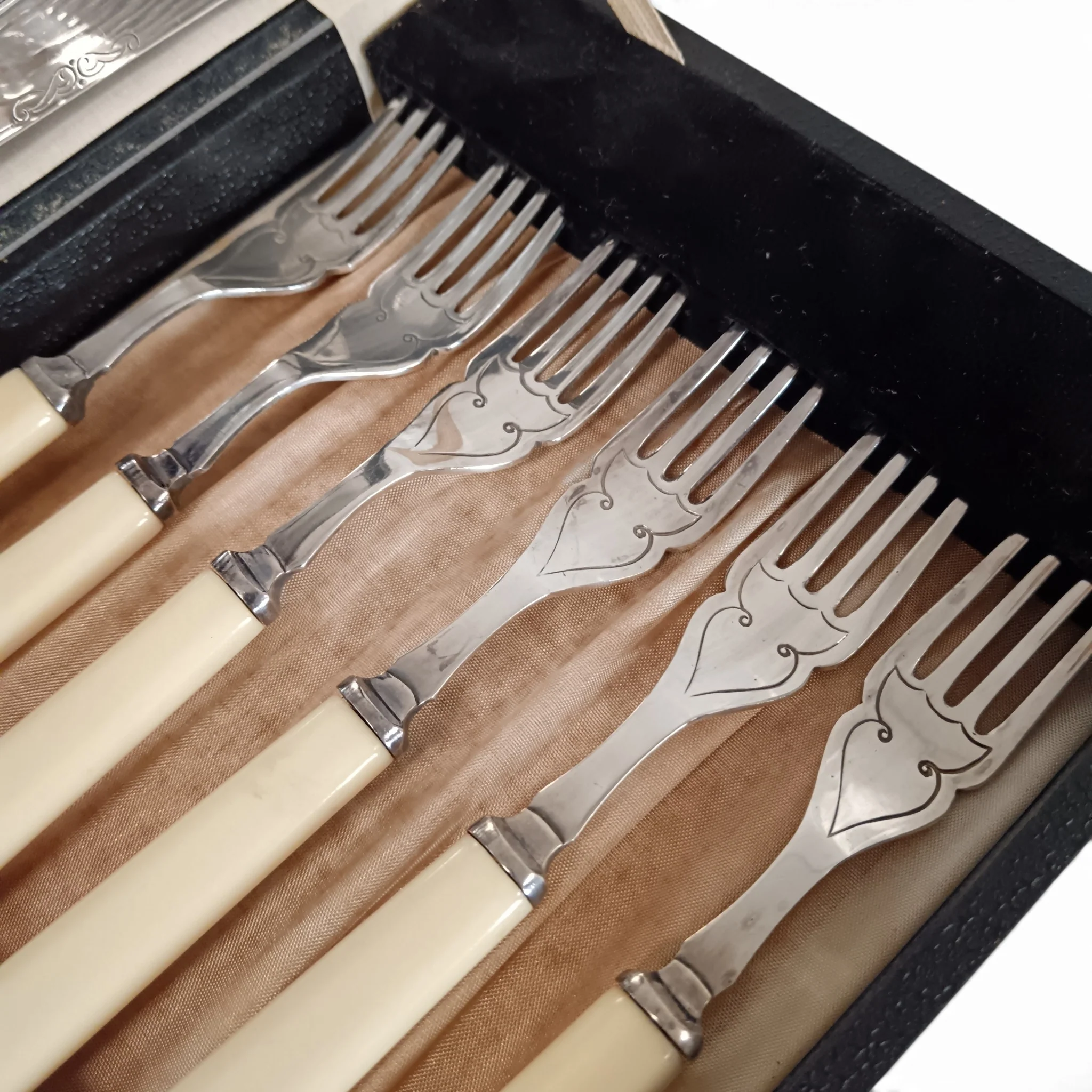 F&W Limited 12 Piece Cutlery Set EPNS Knives & Forks | Pre-loved - Image 4