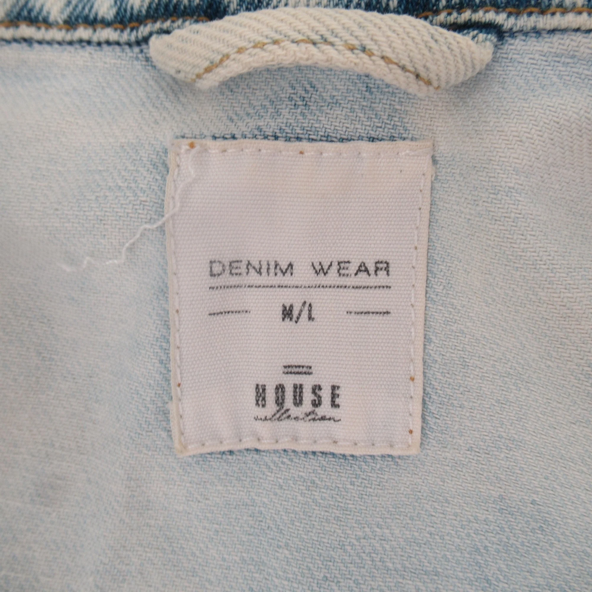 House Collection M/L Light Blue Wave Denim Jacket Womenswear | Preloved - Image 3