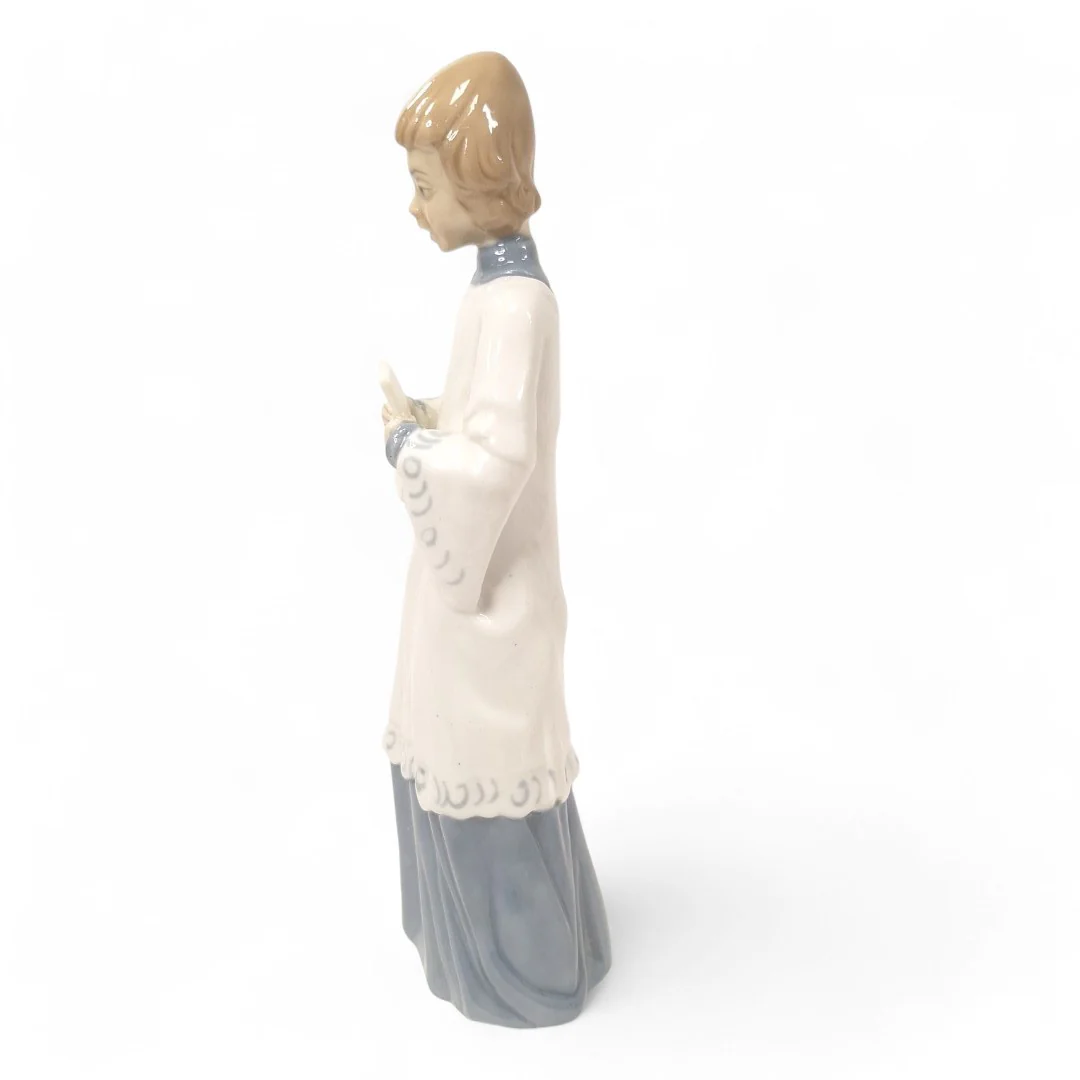 Casades Figurine Person Holding Paper Sheet Decorative | Preloved - Image 3