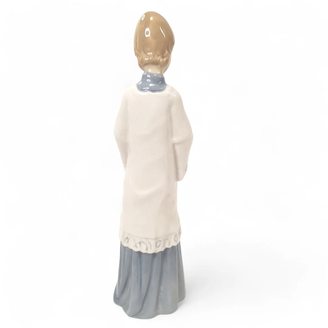 Casades Figurine Person Holding Paper Sheet Decorative | Preloved - Image 4