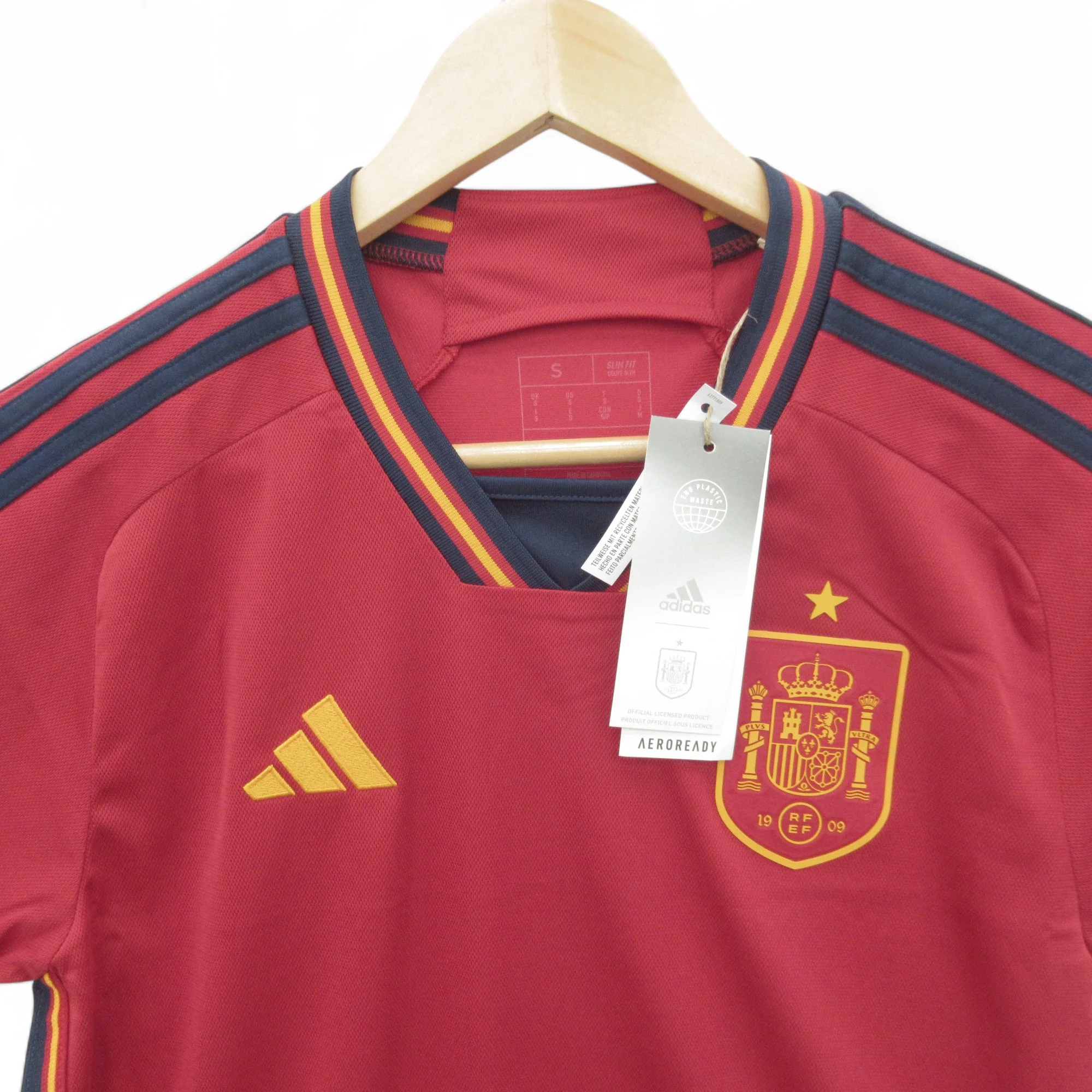 Men's Spain FC Football Shirt Small UK Slim Fit Sports Top | Pre-loved - Image 2