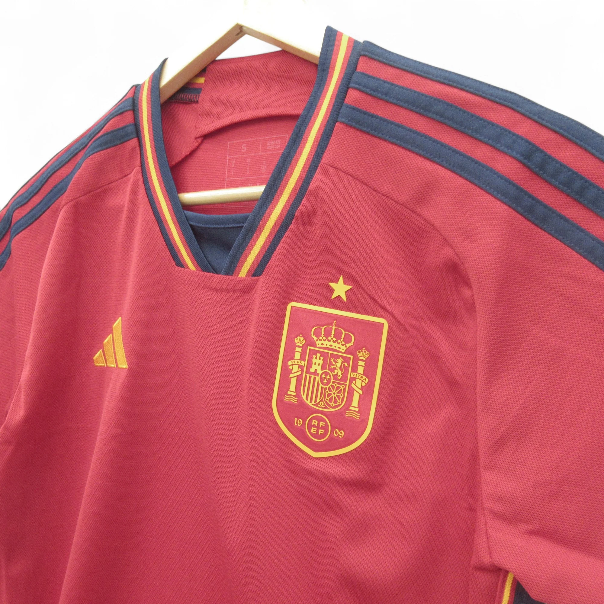 Men's Spain FC Football Shirt Small UK Slim Fit Sports Top | Pre-loved - Image 6