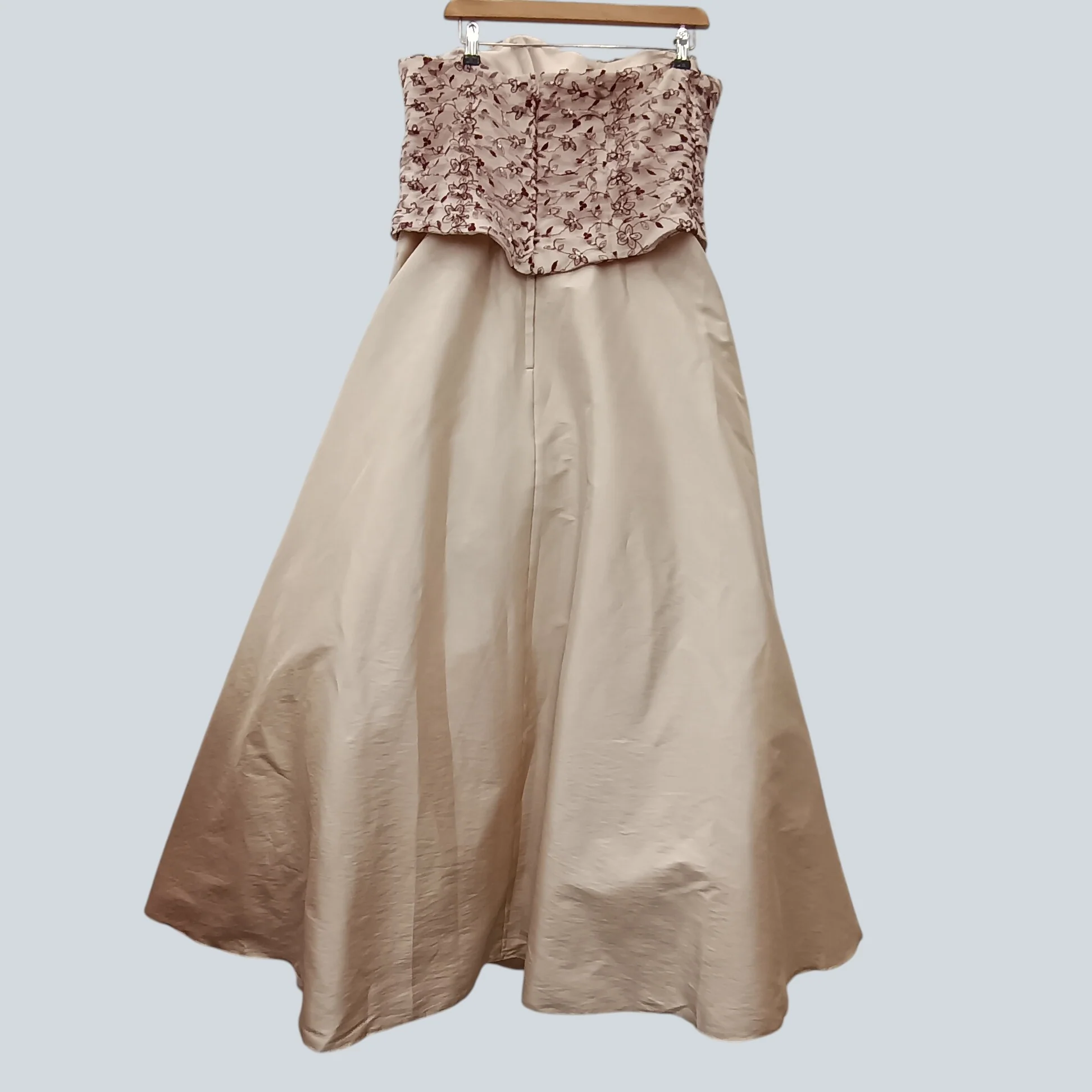 Tutto Bene Ladies Wedding Dress Gold with Red Embroidered Embellished Top UK Large Womenswear | Pre-loved - Image 2
