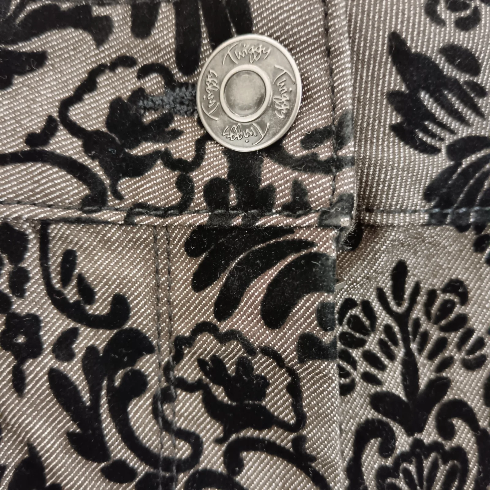 Twiggy Collection Grey Black Velvet Damask Print Trousers With Pockets UK 24 Womenswear | Pre-loved - Image 2