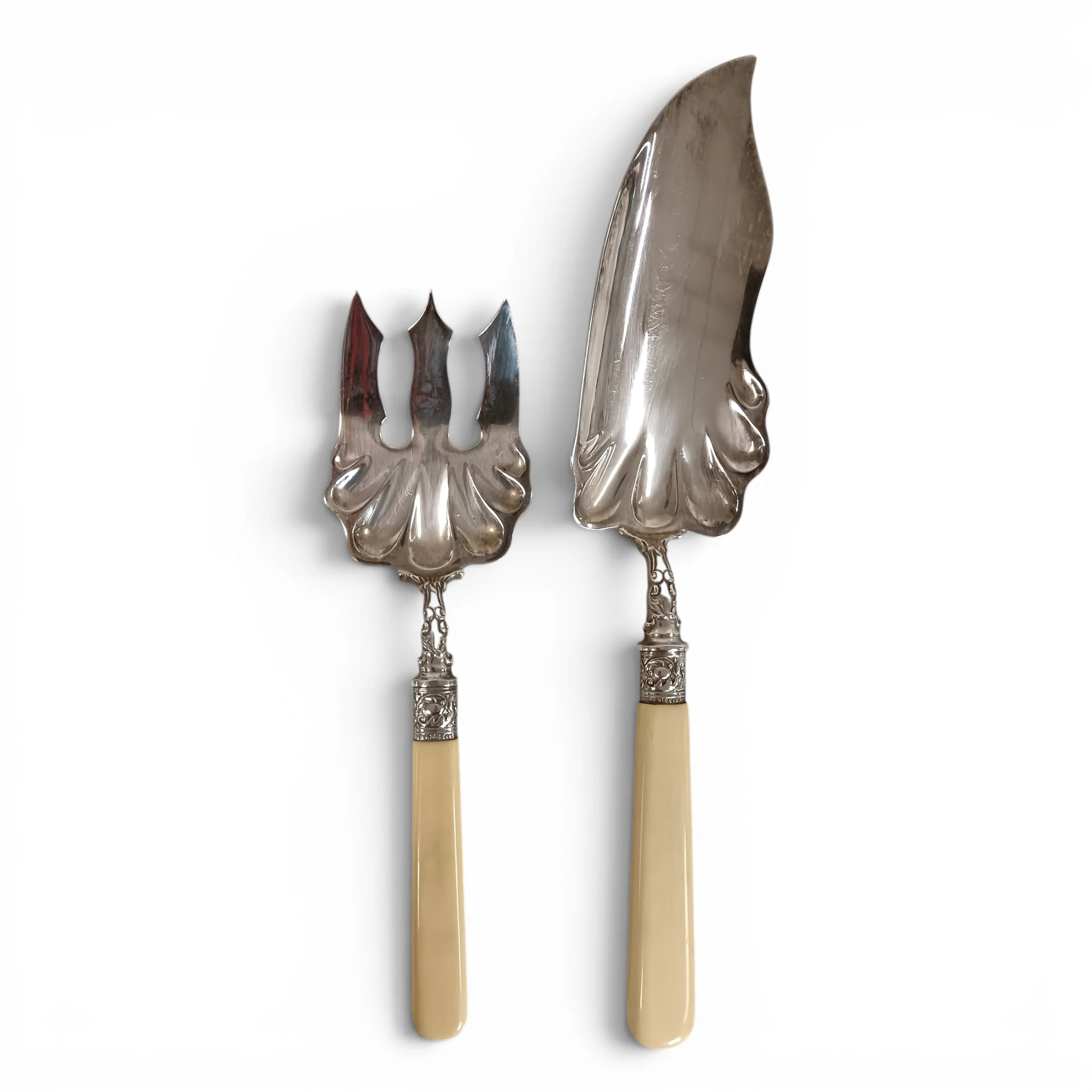 Unmarked Two Piece Fish Carving Cutlery Set Engraved Design | Pre-loved - Image 3