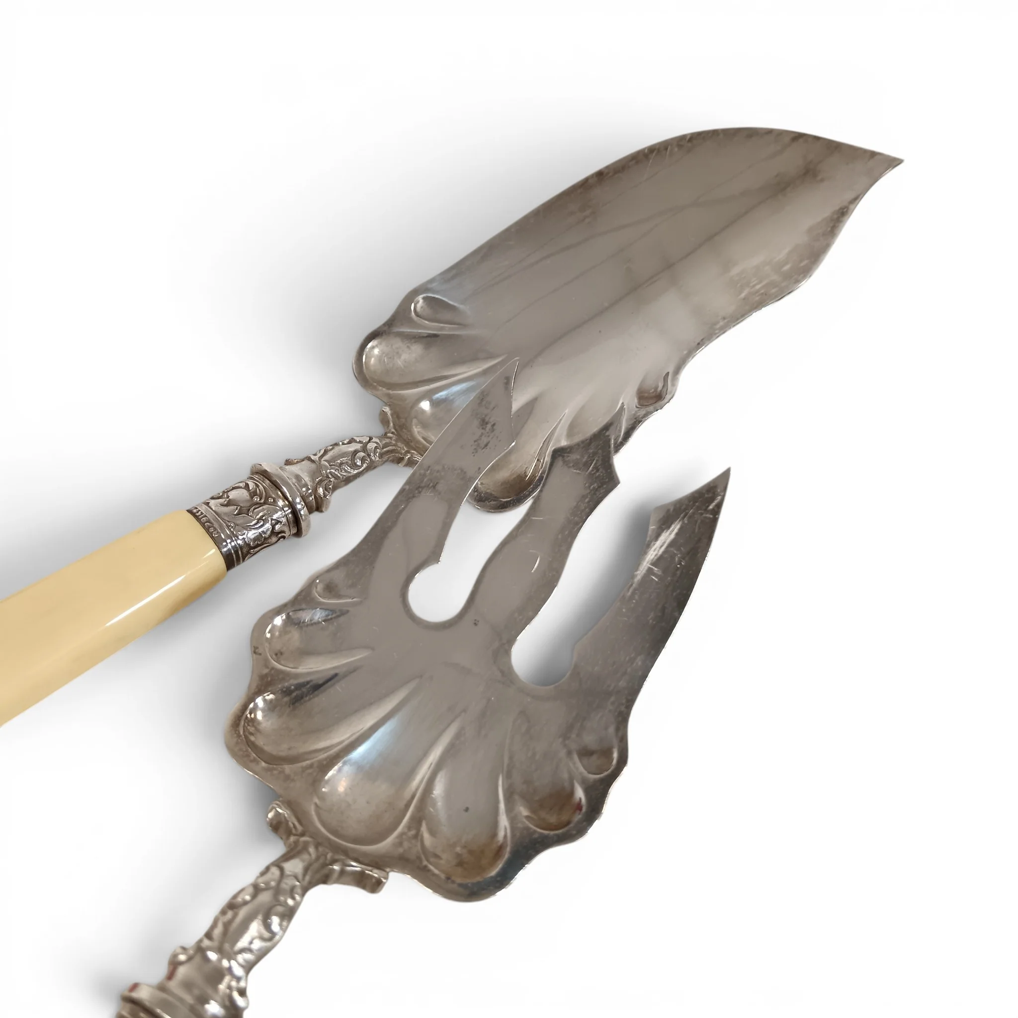 Unmarked Two Piece Fish Carving Cutlery Set Engraved Design | Pre-loved - Image 4