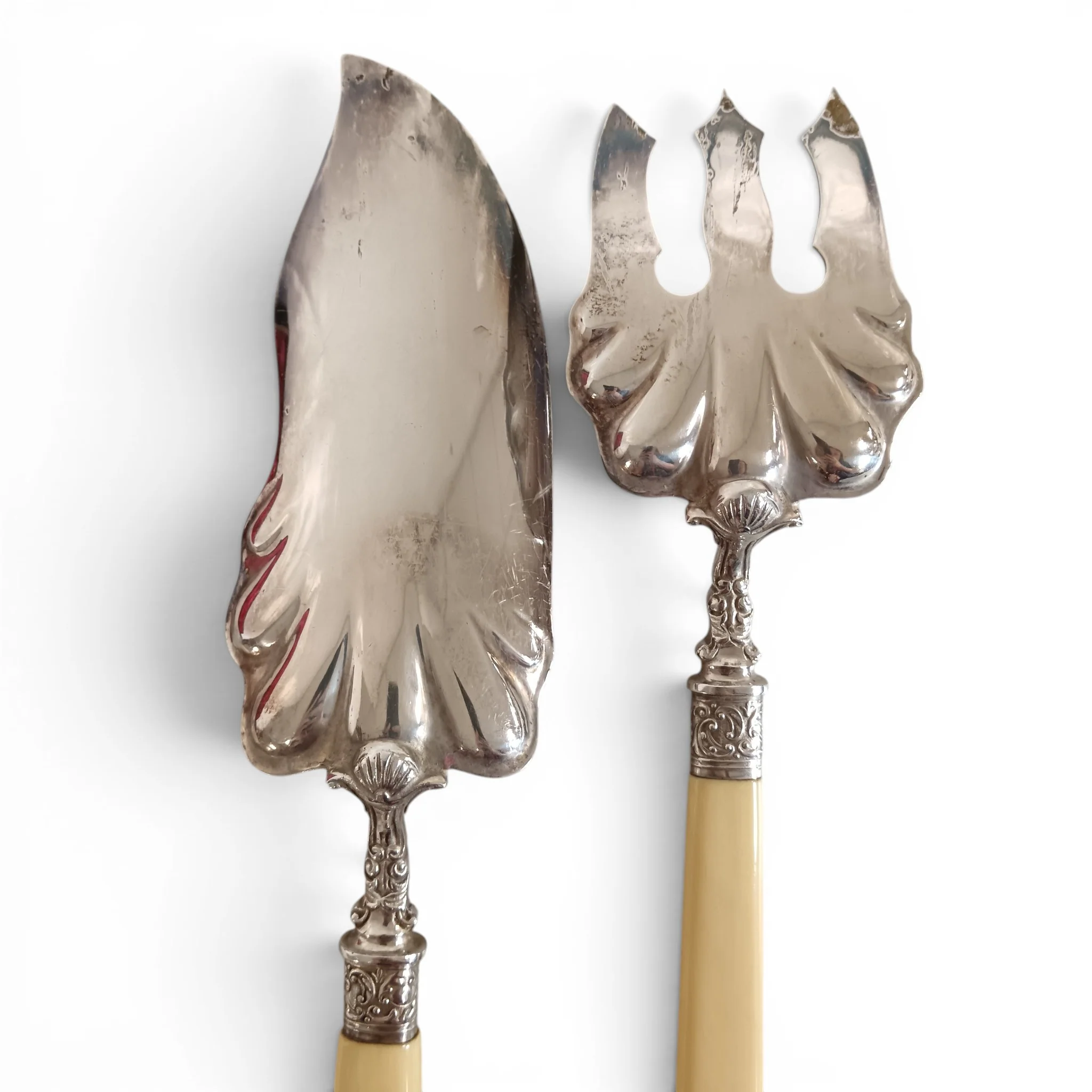 Unmarked Two Piece Fish Carving Cutlery Set Engraved Design | Pre-loved - Image 5