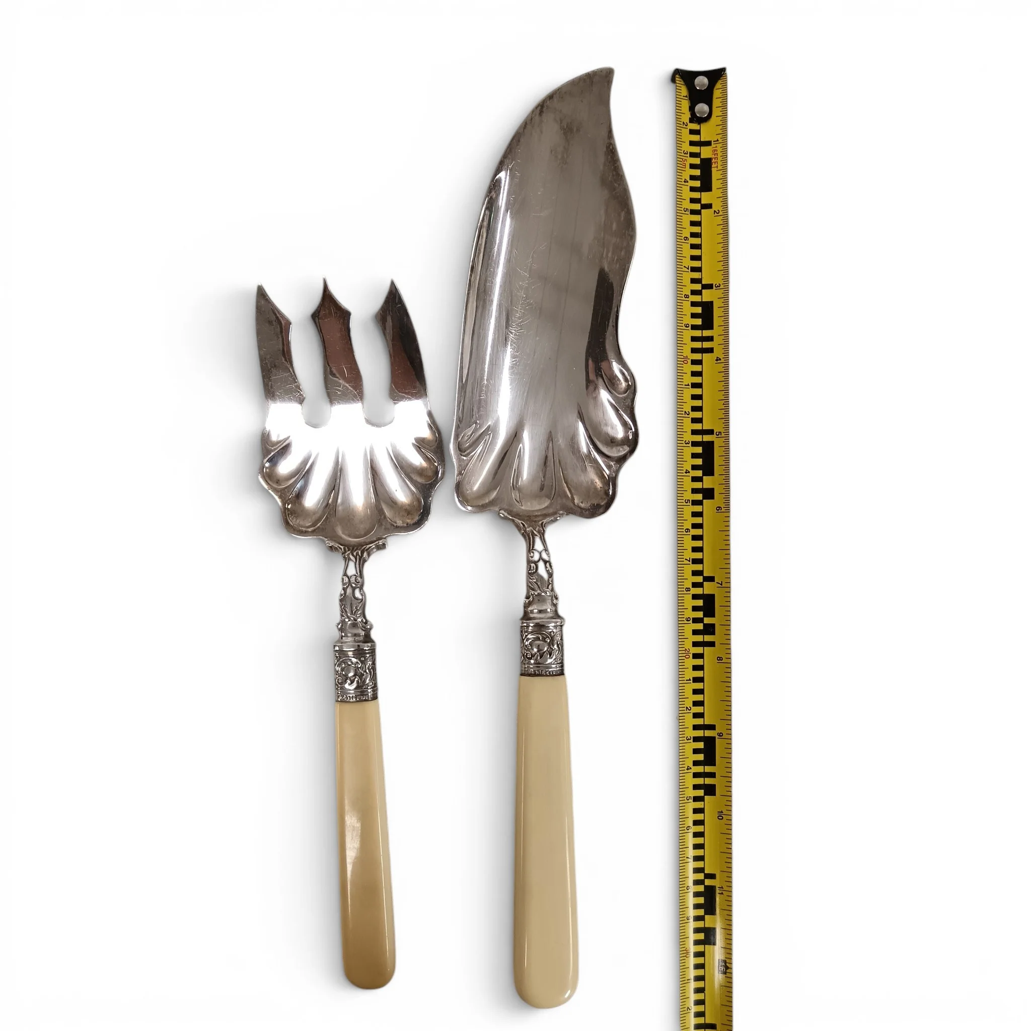 Unmarked Two Piece Fish Carving Cutlery Set Engraved Design | Pre-loved - Image 6