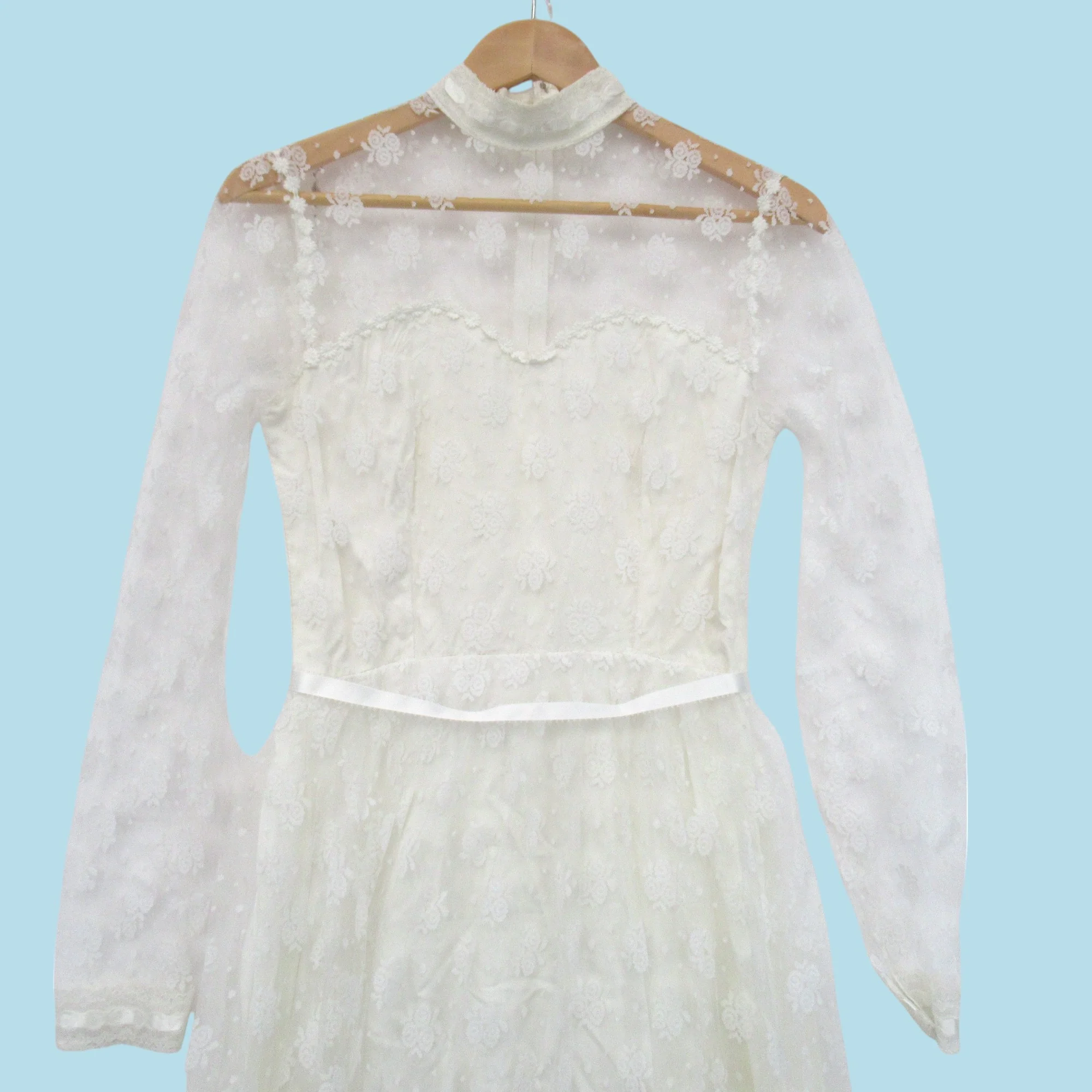 Vintage 1970s Wedding Dress Ivory UK 10 Lace Womenswear | Pre-loved - Image 4
