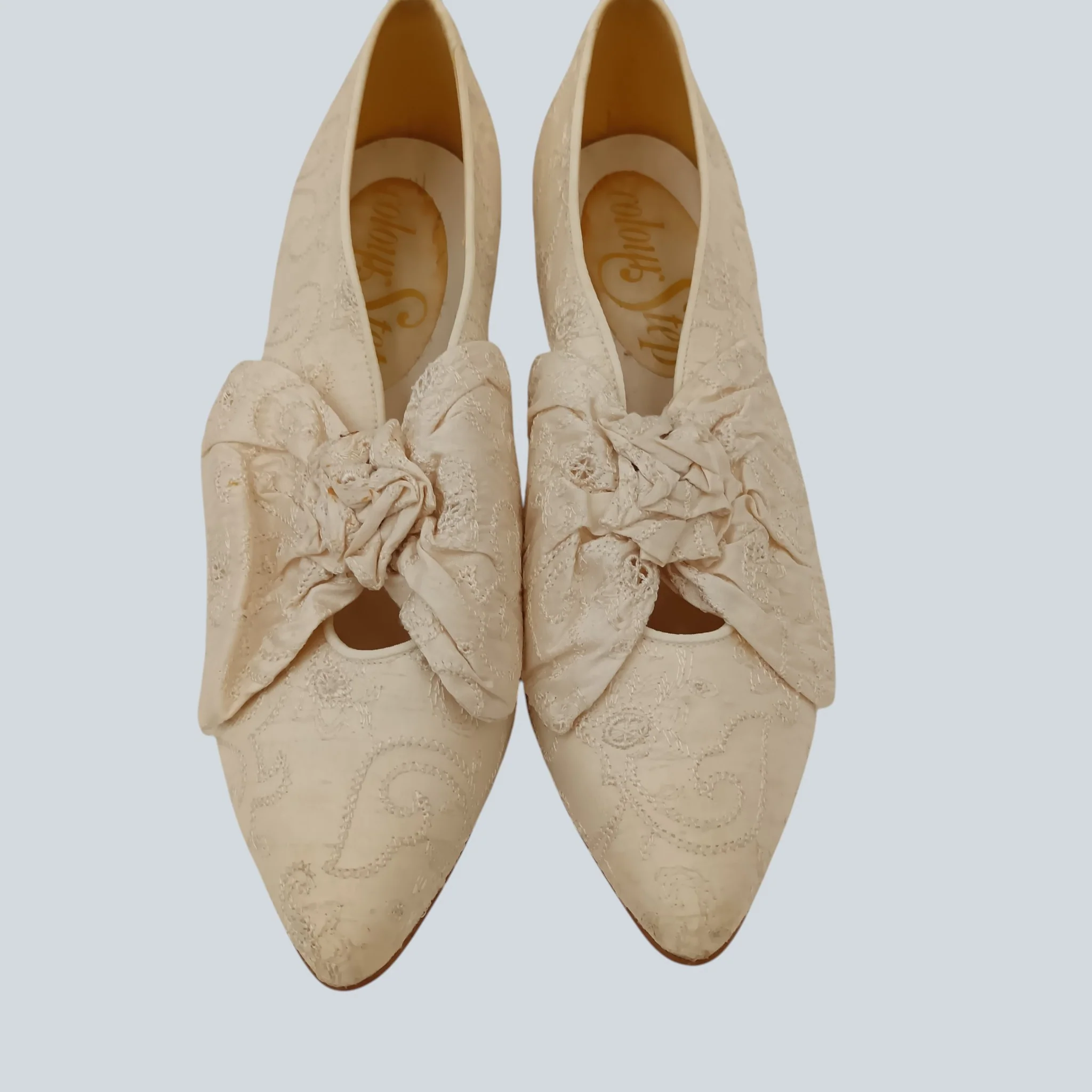 Vintage Colour Step "Charley" UK 5 1/2 Ivory Victorian Style Lace Point Toe Bows Court  Shoes Womenswear | Pre-loved