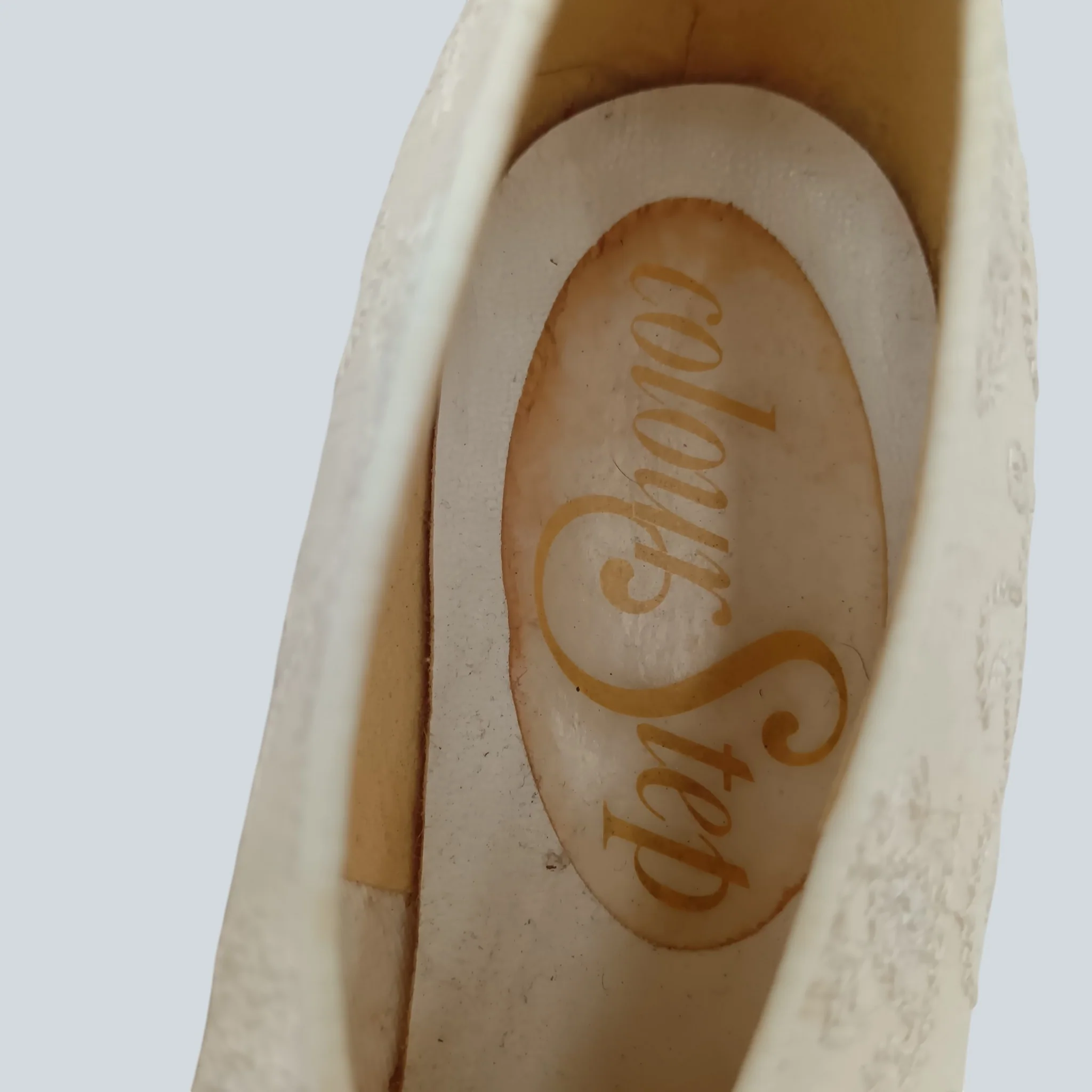 Vintage Colour Step "Charley" UK 5 1/2 Ivory Victorian Style Lace Point Toe Bows Court  Shoes Womenswear | Pre-loved - Image 3
