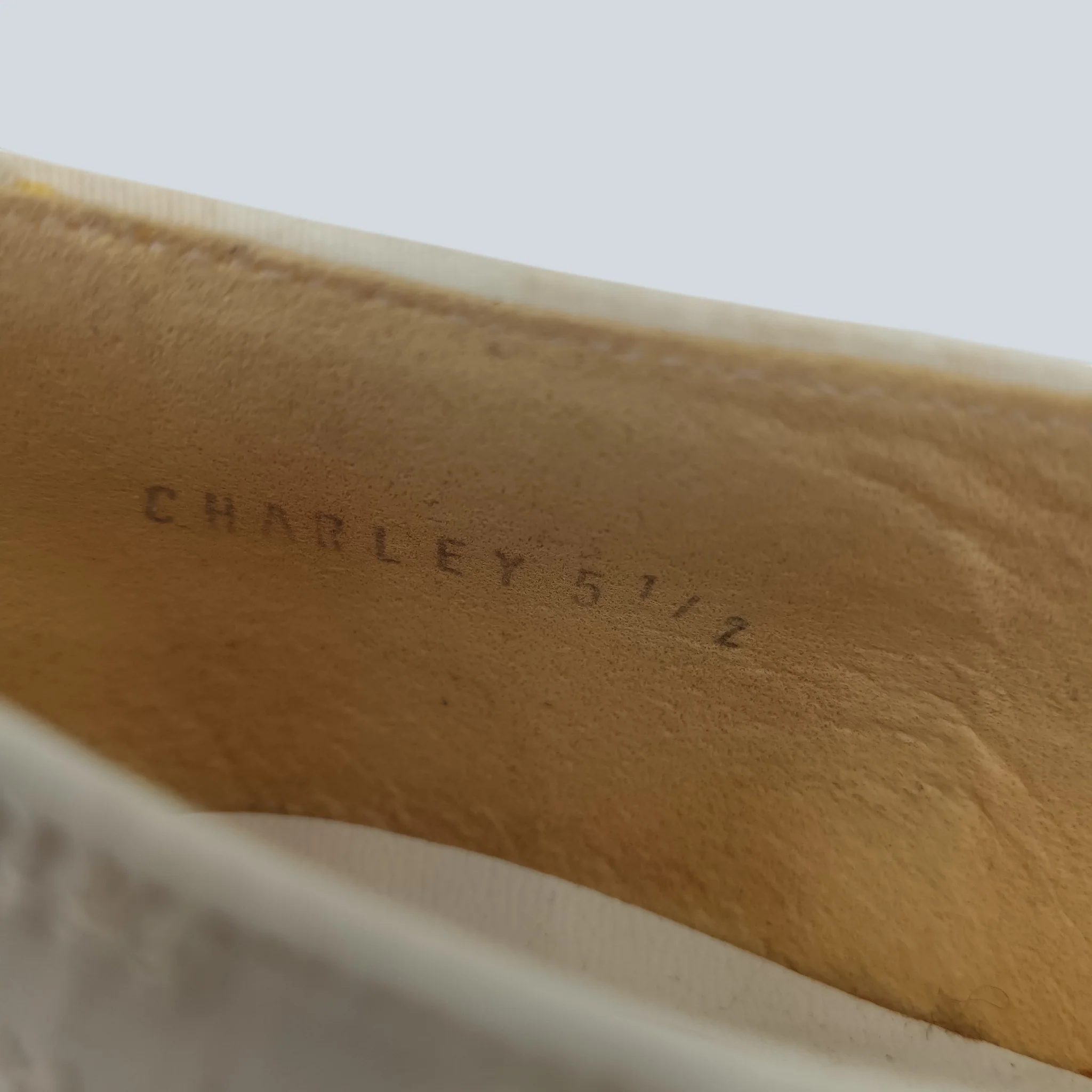 Vintage Colour Step "Charley" UK 5 1/2 Ivory Victorian Style Lace Point Toe Bows Court  Shoes Womenswear | Pre-loved - Image 4