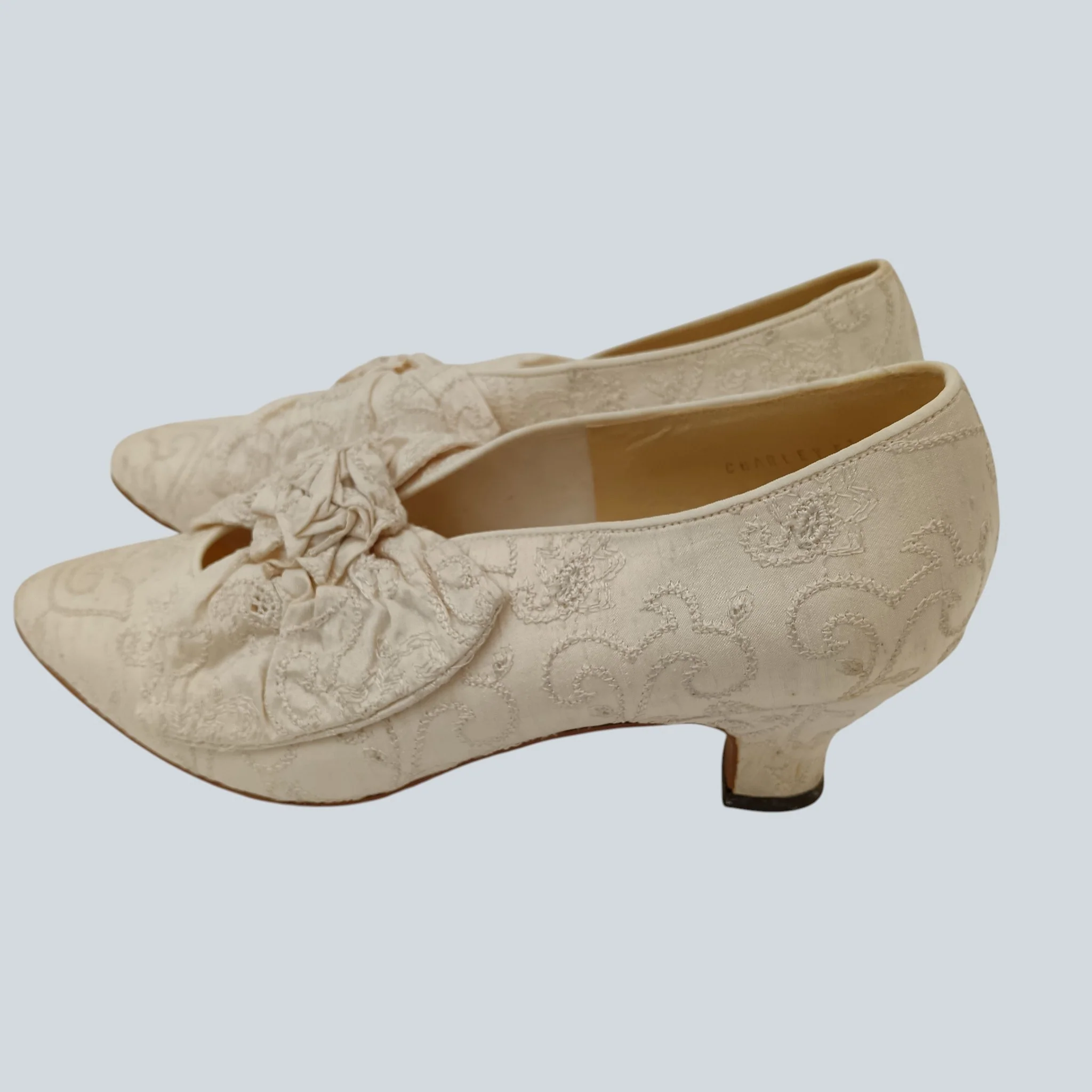 Vintage Colour Step "Charley" UK 5 1/2 Ivory Victorian Style Lace Point Toe Bows Court  Shoes Womenswear | Pre-loved - Image 5