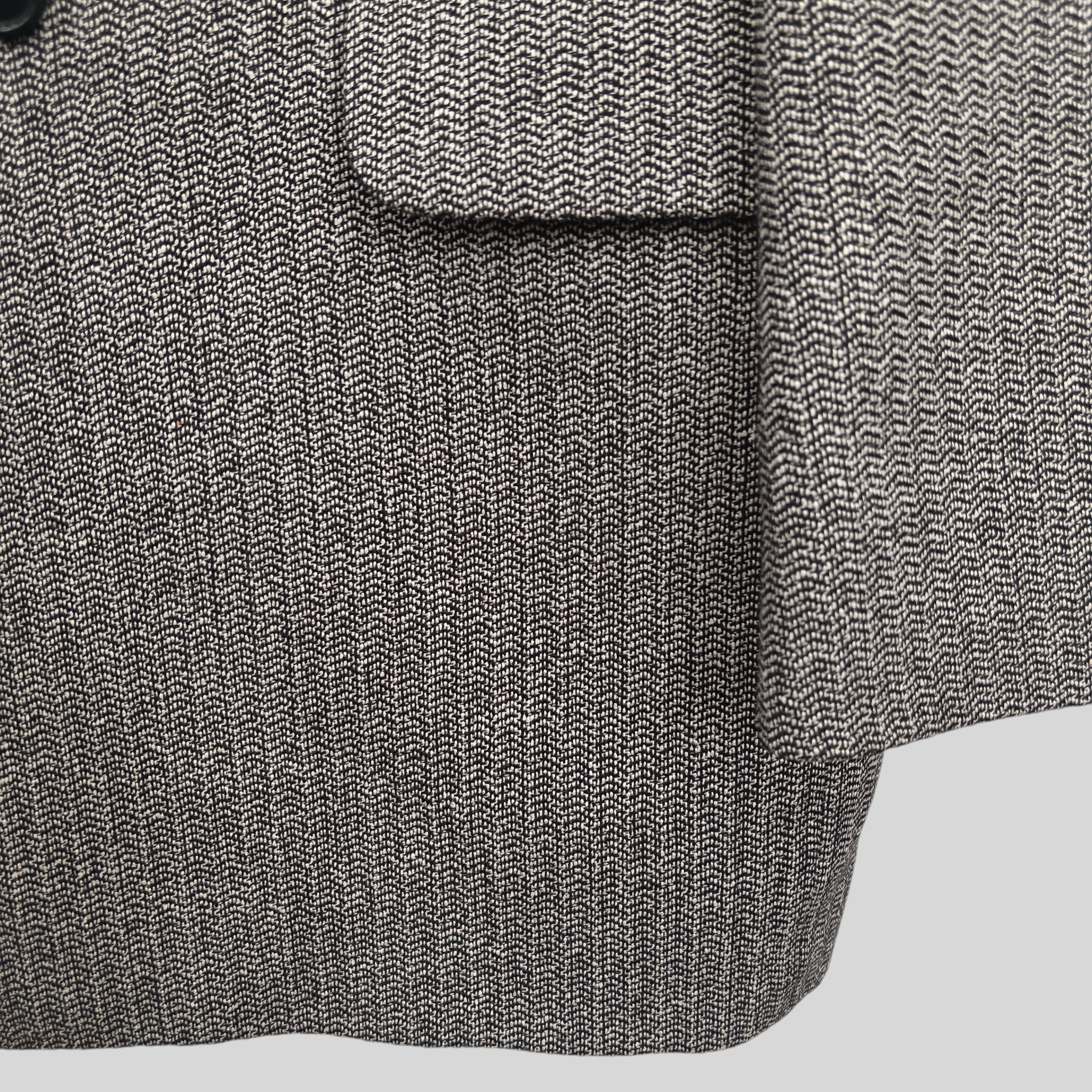 Vintage Jaeger Men's Black / White Jacket Wool and Silk UK 50 Long- Menswear | Pre-loved - Image 4