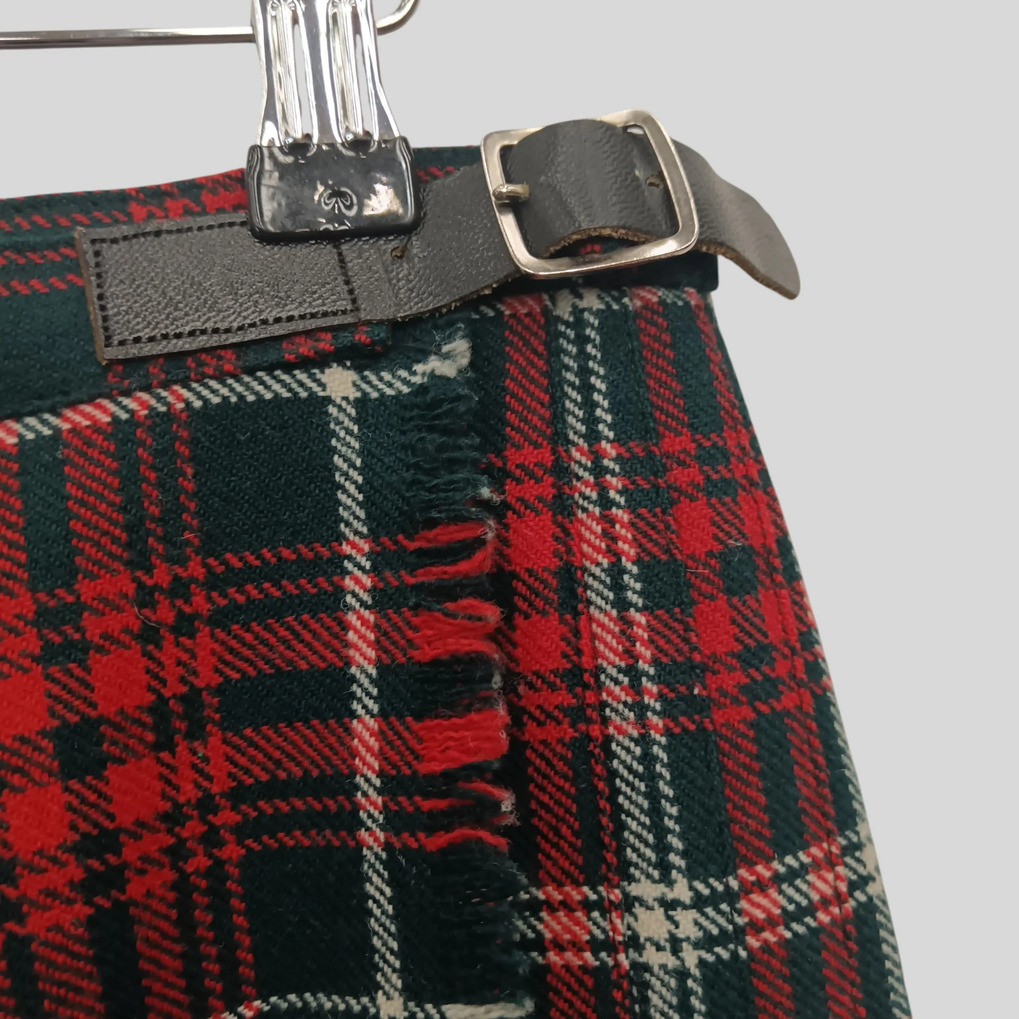 Vintage Mosbrook Ladies Tartan Kilt Red and Black Pure New Wool UK 16  Womenswear | Preloved - Image 3
