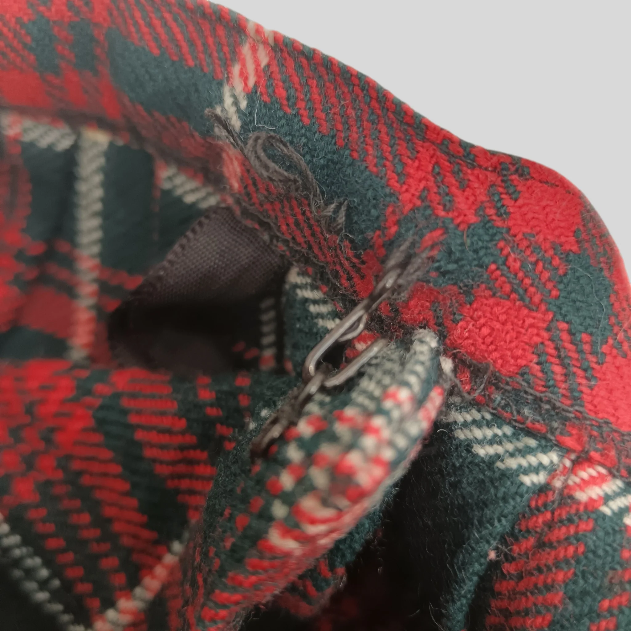 Vintage Mosbrook Ladies Tartan Kilt Red and Black Pure New Wool UK 16  Womenswear | Preloved - Image 4