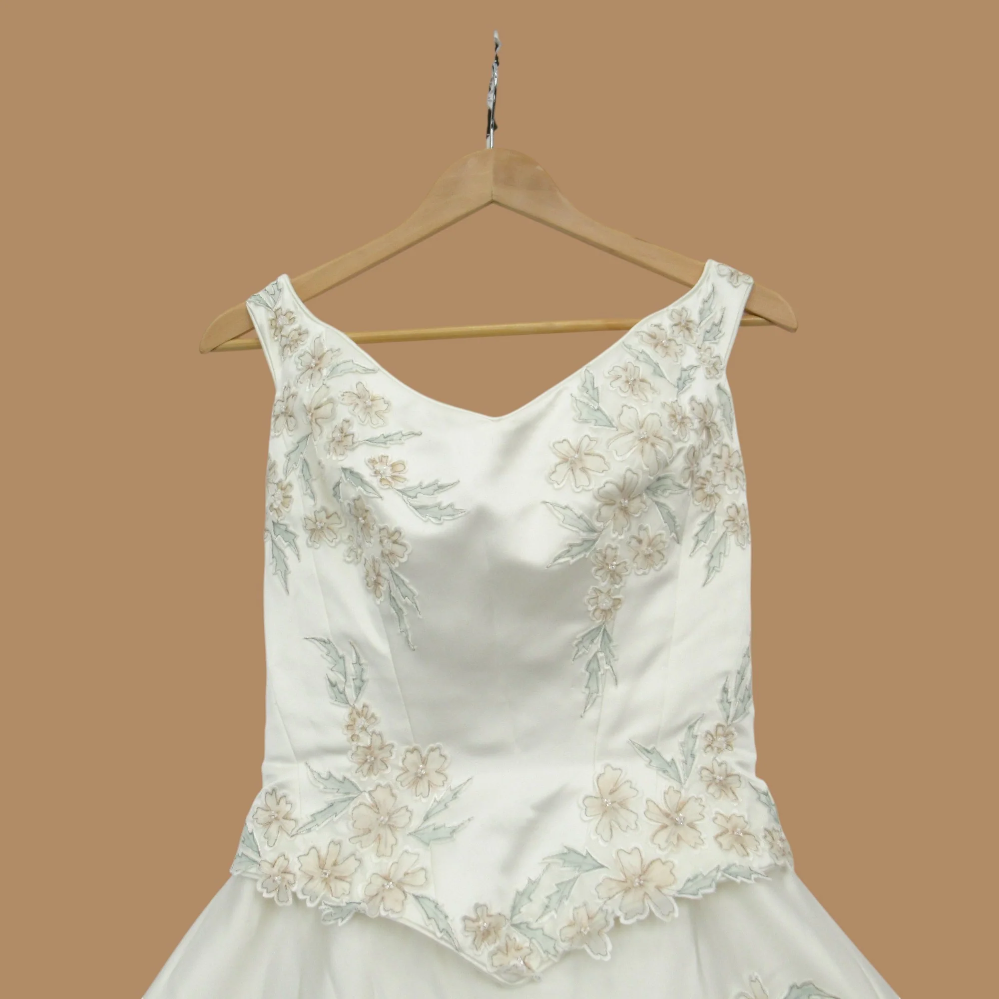 Wedding Dress Ivory Satin Flowers UK 14 Womenswear | Pre-loved - Image 3